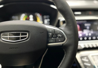 Подержанный автомобиль Geely Atlas Pro 2022 года (17 фото)