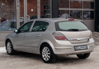 Подержанный автомобиль Opel Astra Sedan 2007 года (7 фото)
