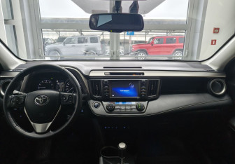 Подержанный автомобиль Toyota RAV4 2018 года (8 фото)