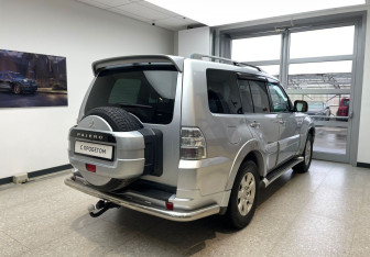 Подержанный автомобиль Mitsubishi Pajero 2011 года (4 фото)