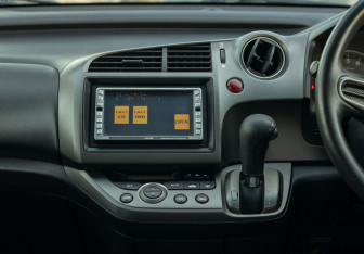 Подержанный автомобиль Honda Stream 2007 года (13 фото)