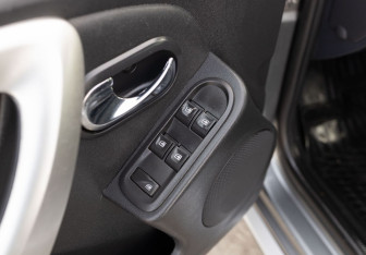 Подержанный автомобиль Nissan Terrano 2016 года (16 фото)