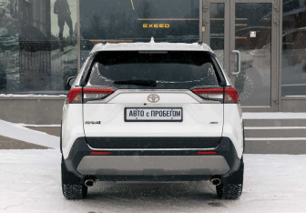 Подержанный автомобиль Toyota RAV4 2020 года (6 фото)