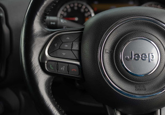 Подержанный автомобиль Jeep Renegade 2018 года (12 фото)