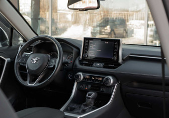 Подержанный автомобиль Toyota RAV4 2020 года (10 фото)