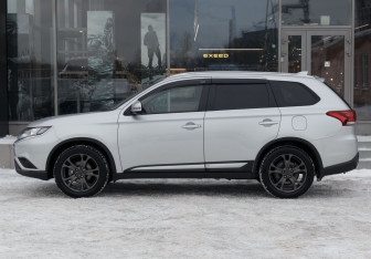 Подержанный автомобиль Mitsubishi Outlander 2019 года (8 фото)