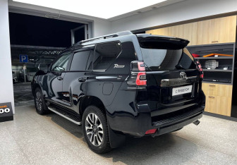 Подержанный автомобиль Toyota Land Cruiser Prado 2022 года (5 фото)
