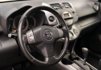 Подержанный автомобиль Toyota RAV4 2006 года (11 фото)