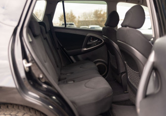 Подержанный автомобиль Toyota RAV4 2006 года (21 фото)