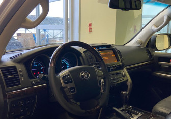 Подержанный автомобиль Toyota Land Cruiser Suv 2010 года (11 фото)