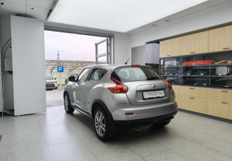 Подержанный автомобиль Nissan Juke 2012 года (6 фото)
