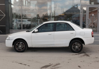 Подержанный автомобиль Mazda Familia Sedan 2000 года (8 фото)