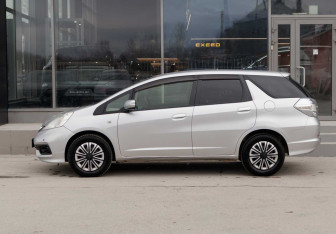 Подержанный автомобиль Honda Fit Shuttle 2014 года (8 фото)