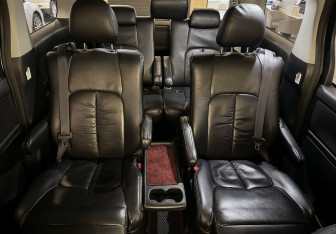Подержанный автомобиль Toyota Vellfire 2008 года (12 фото)