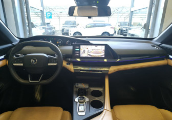 Подержанный автомобиль Changan UNI-V 2023 года (8 фото)