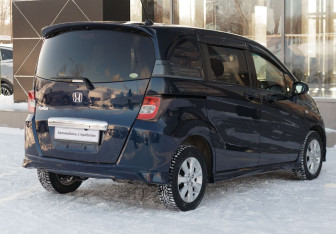 Подержанный автомобиль Honda Freed 2011 года (5 фото)