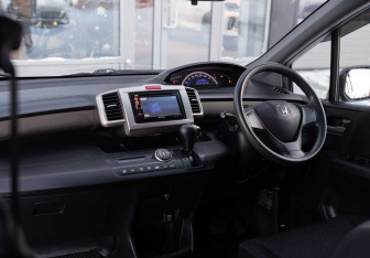 Подержанный автомобиль Honda Freed 2011 года (10 фото)