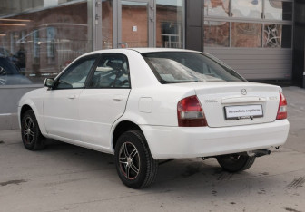 Подержанный автомобиль Mazda Familia Sedan 2000 года (7 фото)