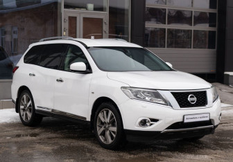 Подержанный автомобиль Nissan Pathfinder 2014 года (3 фото)