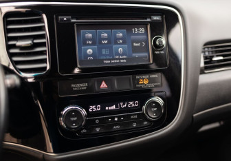 Подержанный автомобиль Mitsubishi Outlander 2015 года (14 фото)