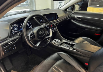 Подержанный автомобиль Hyundai Sonata 2021 года (14 фото)