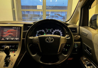 Подержанный автомобиль Toyota Vellfire 2012 года (12 фото)