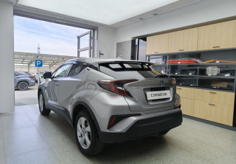 Подержанный автомобиль Toyota C-HR 2018 года (6 фото)