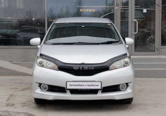 Подержанный автомобиль Toyota Wish Minivan 2011 года (2 фото)