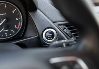 Подержанный автомобиль BMW X1 2013 года (15 фото)