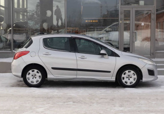 Подержанный автомобиль Peugeot 308 Hatchback 2011 года (4 фото)