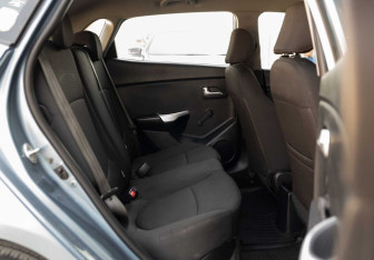 Подержанный автомобиль Kia Rio Hatchback 2015 года (18 фото)
