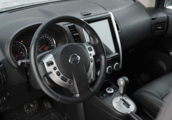 Подержанный автомобиль Nissan X-Trail 2012 года (11 фото)