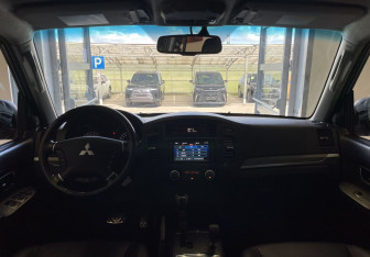 Подержанный автомобиль Mitsubishi Pajero 2012 года (10 фото)