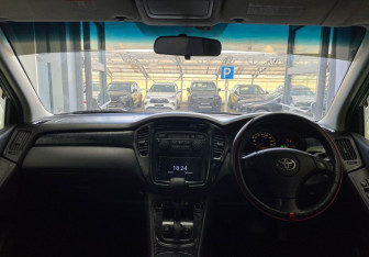 Подержанный автомобиль Toyota Kluger 2001 года (11 фото)