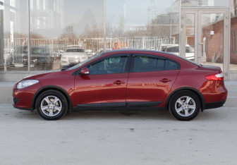 Подержанный автомобиль Renault Fluence 2010 года (8 фото)