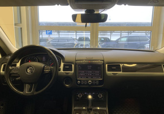 Подержанный автомобиль Volkswagen Touareg 2017 года (8 фото)