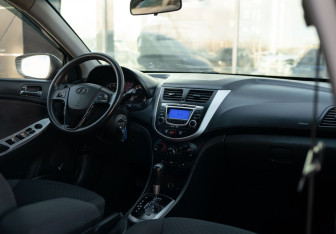 Подержанный автомобиль Hyundai Solaris Hatchback 2011 года (10 фото)