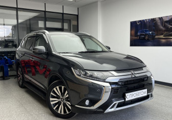 Подержанный автомобиль Mitsubishi Outlander 2020 года (3 фото)