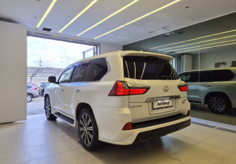 Подержанный автомобиль Lexus LX 2017 года (7 фото)