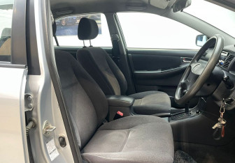 Подержанный автомобиль Toyota Corolla Sedan 2003 года (8 фото)