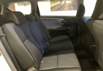 Подержанный автомобиль Toyota Wish Minivan 2011 года (8 фото)