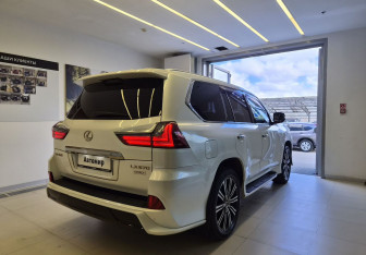 Подержанный автомобиль Lexus LX 2017 года (5 фото)