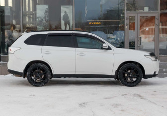 Подержанный автомобиль Mitsubishi Outlander 2013 года (4 фото)
