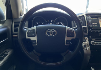 Подержанный автомобиль Toyota Land Cruiser Suv 2014 года (11 фото)