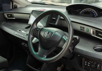 Подержанный автомобиль Honda Freed 2011 года (11 фото)