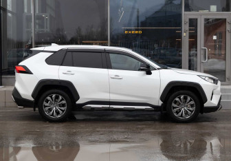 Подержанный автомобиль Toyota RAV4 2023 года (4 фото)