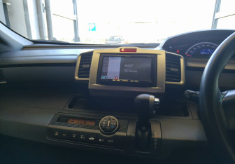 Подержанный автомобиль Honda Freed 2011 года (10 фото)