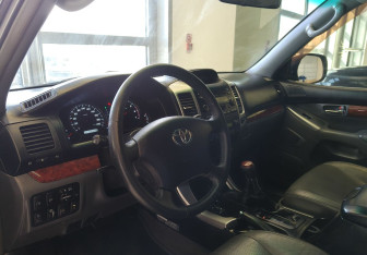 Подержанный автомобиль Toyota Land Cruiser Prado 2005 года (7 фото)