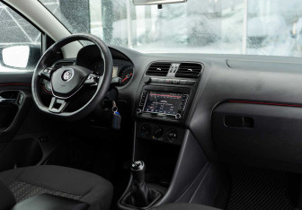 Подержанный автомобиль Volkswagen Polo Sedan 2017 года (10 фото)