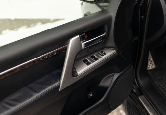 Подержанный автомобиль Toyota Land Cruiser Suv 2012 года (18 фото)